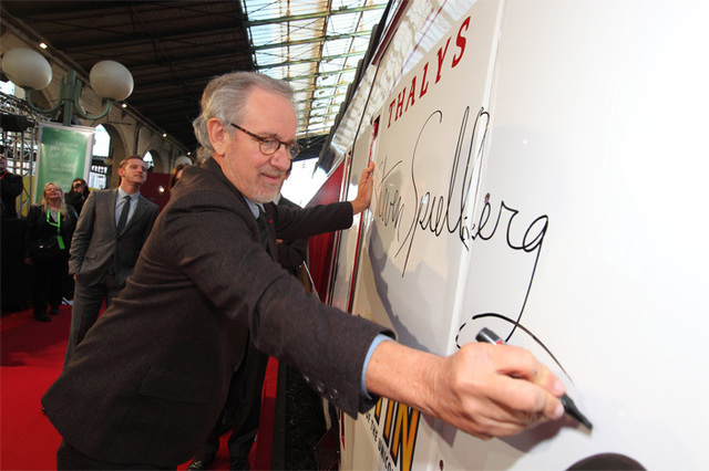 Tintin : Steven Spielberg dédicace un Thalys