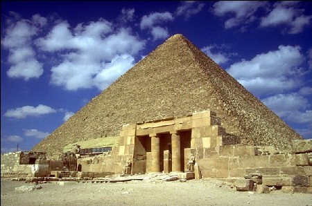 Malgré les nuages et les tempêtes, la destination tient toujours debout... comme ses pyramides !