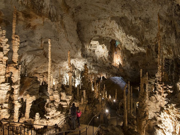 La grotte préhistorique Aven d'Orgnac - l'Aven est éclairée par le soleil - crédit photo : commune d'Orgnac l'Aven