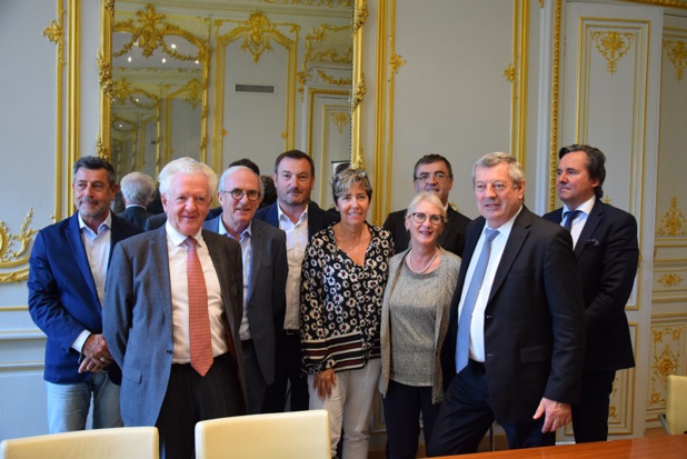 Roland Héguy, président confédéral de l’UMIH et la présidente de France Thalasso Marie Perez Siscar entourés de leurs équipes - DR