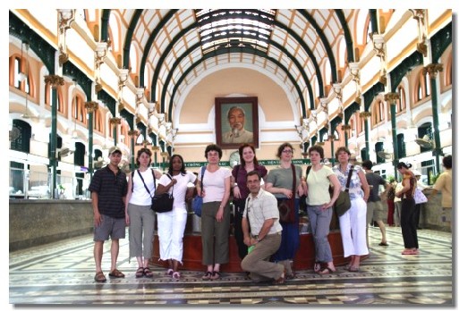 Le Groupe qui composait le voyage d'études d'Asia pose à la Poste centrale de Ho Chi Minh