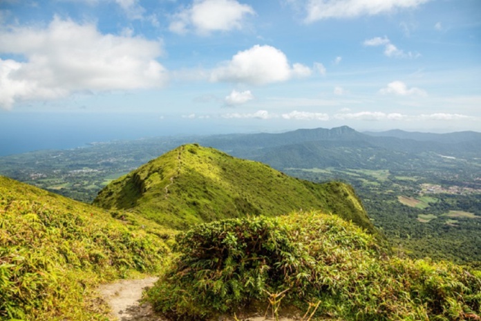 Outre-mer : les départs peuvent reprendre vers la Martinique, la Réunion, la Guadeloupe et la Polynésie pour les voyageurs vaccinés, selon le SETO - Depositphotos.com ambeon