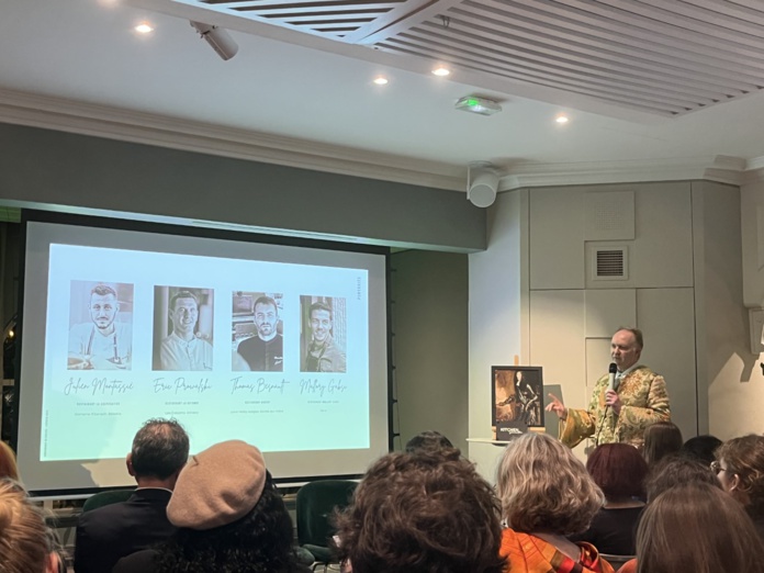 Yannick Gavelle, l'un des deux fondateurs de Hotel&Préférence, présente les jeunes chefs vedette de son réseau au cours de la soirée des vingt ans à Paris (@PB)