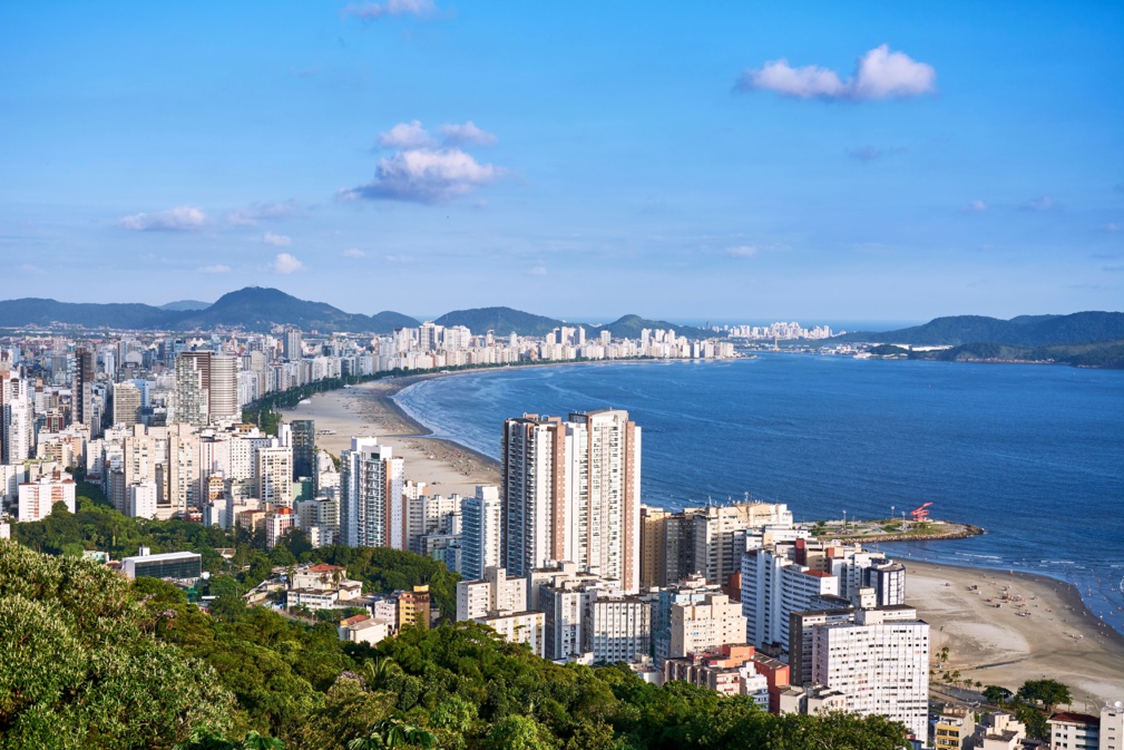 Vue aérienne de la ville de Santos, siège du comté de Baixada Santista, sur la côte de l'état de Sao Paulo, Brésil © Cifotart - stock.adobe.com