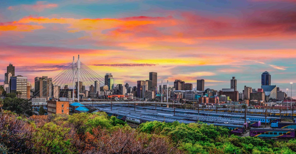 Pont Nelson Mandela et ville de Johannesburg au coucher du soleil © Arnold - stock.adobe.com