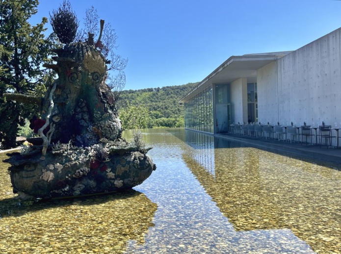 Devant l'auditorium conçu par Oscar Nemeyer, une oeuvre de Damien Hirst se reflète dans l'eau. C'est l'une des 10 sculptures monumentales posées sur le parcours Art et Architecture (©PB)