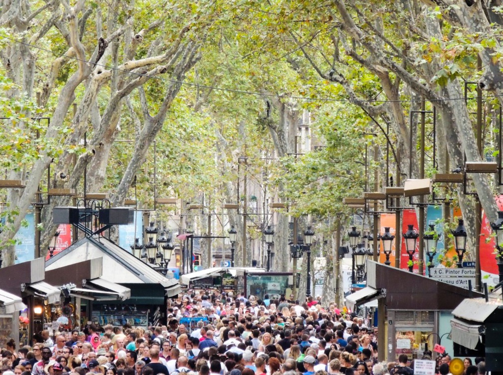 A Barcelone, les rues sont bondées de touristes.