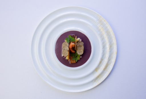 Christophe Hay est un passionné des poissons de la Loire. Ici, son plat signature emblématique, une carpe à la Chambord, sauce au vin rouge (© Maïkya Studio/ Fleur de Loire)