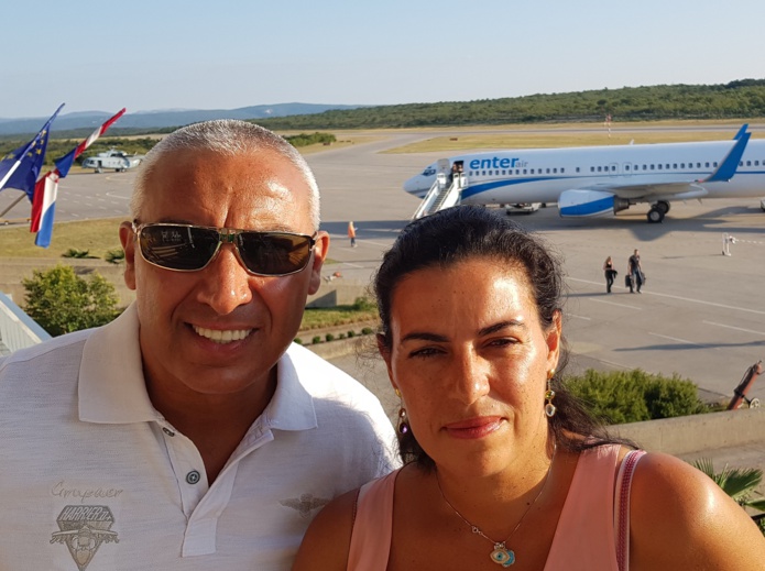 Thalasso n1 - Ôvoyages va ouvrir son capital. Raouf et Samia Benslimane co-fondateurs devant l'un des appareils de la flotte dédiée à Ôvoyages .- Photo DS