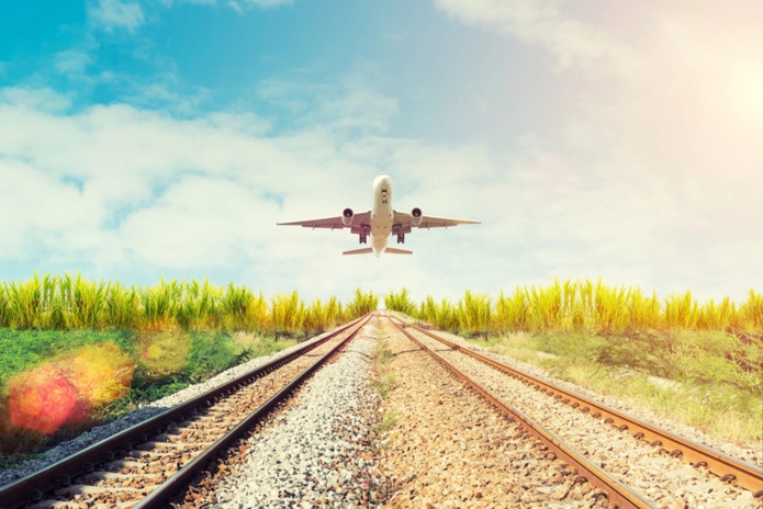 Selon Qonto, si en France le train représente 72 % des réservations, les données montrent une croissance plus rapide des billets d'avion entre 2023 et 2024 (+48%), au premier trimestre contre 33 % pour les billets de train.  @depositphotos/tawanlubfah