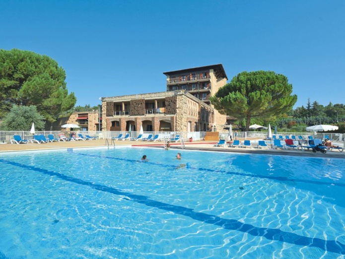 Vacances Bleues a fait l’acquisition début juin 2024 de l’hôtel 3 étoiles Le Castel Luberon, à Aptes (Vaucluse). @vacances bleues