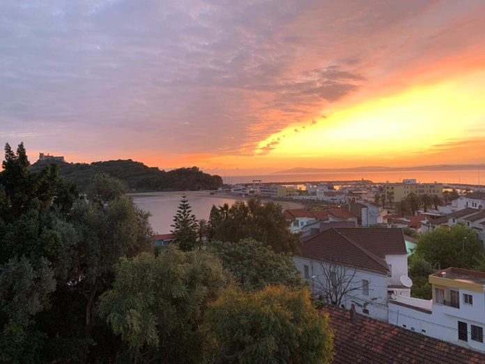 Lever de soleil sur Tabarka et son île dominée par un fort génois (16e siècle) - Photo : MS