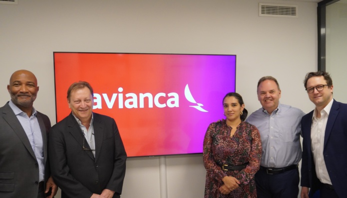 Une partie des équipes d'Aviareps et d'AVIANCA avec de gauche à droite . Philippe Boucolon, reponsable aviation, Aviareps, Thierry Curey, Responsable compte AVIANCA,Alejandra AGUDELO LOPEZ - Commercial Manager Europe - AVIANCA ,Rolando DAMAS - Managing Director North & Central America, Europe & Asia  - AVIANCA ,Thomas RENAULT - Directeur Général France - AVIAREPS. Photo : C.Hardin