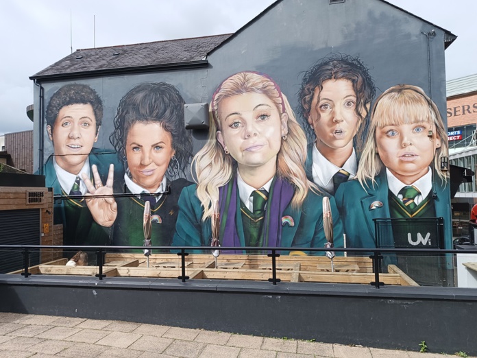 Derry Girls Une comédie qui se déroule dans les années 1990 à Derry. @C.L.