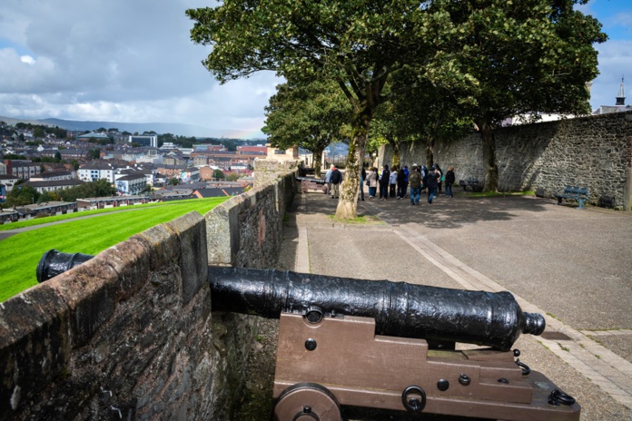 Derry-Londonderry  : aujourd’hui, les remparts de Derry sont l’occasion d’une promenade et offre un panorama sur la ville @Tourism ireland