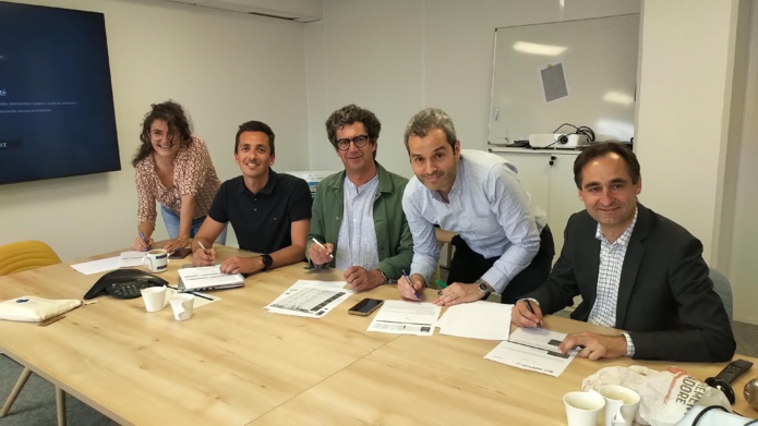 De gauche à droite pour la signature : Eve Choimet (Responsable RSE du groupe Marietton), Paul Chéoux-Estourine (Auchan Voyages), Hélion De Villeneuve (Austral Lagons), Arnaud Abitbol (Havas Voyages) et Arnaud Fontanille (Marietton  Developpement) - Photo : ©Marietton Développement