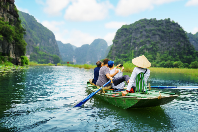 En bateau à Tam Coc © Aurora Travel & DMC