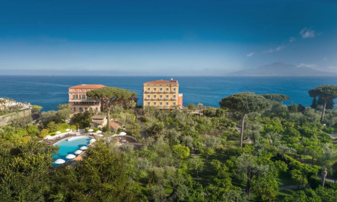 Une vue à couper le souffle sur la baie de Naples et sur le Vésuve (© Grand Hotel Excelsior Vittoria)