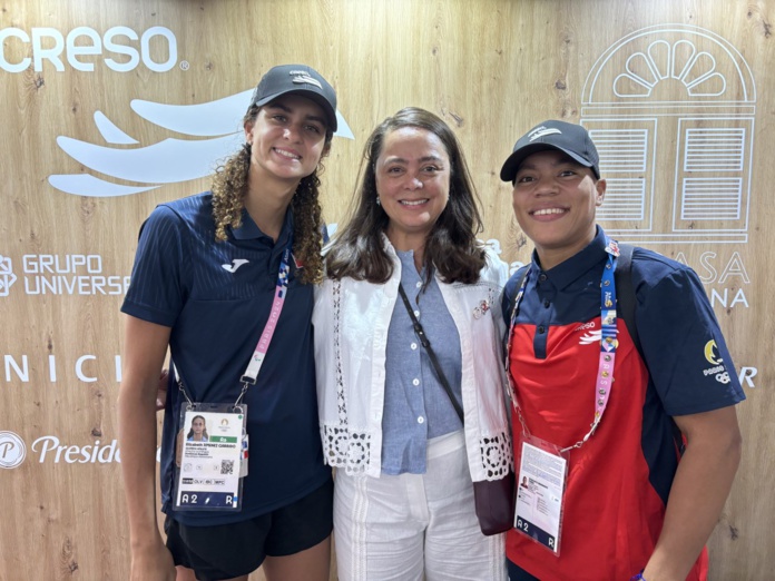 Mercedes Castillo, directrice de l’Office de Tourisme de la République Dominicaine, en compagnie de la nageuse Elisabeth Jimenez Garrido et de la boxeuse Maria Moronta. ©David Savary