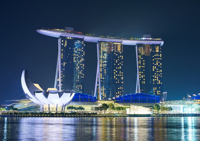 L’hôtel  s’inscrit dans un imaginaire éclectique composé à la fois de luxe, de gestes architecturaux, de fonctionnalité, de confort, d’originalité, d’intimité. Ici, le Marina Bay Sands à Singapour - DepositPhotos.com, teamtime