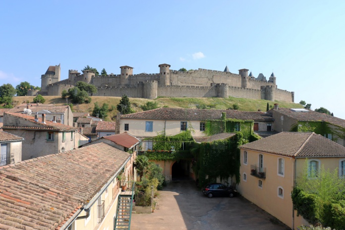 Aux beaux jours, Carcassonne retrouve sa saveur du Midi et sa légendaire convivialité, en plein pays du cassoulet. - Photo JFR