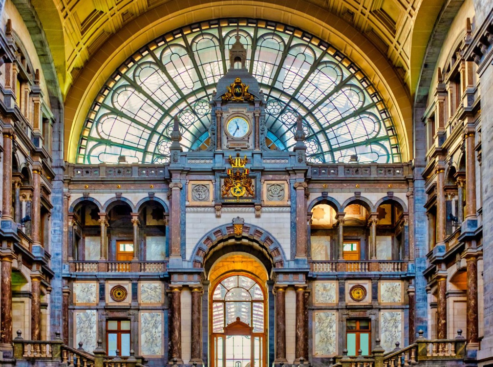 Véritable joyau architectural, la Gare d’Anvers-Central est également appelée la cathédrale ferroviaire.