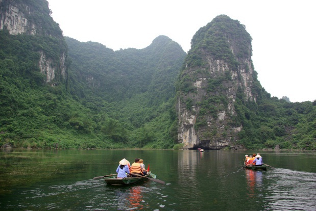 Twins of the famous Ha Long Bay and its famous sugar loaf mountains, the site of Trang An provides an astonishing landscape of cliffs, calcareous pitons, and Karst caves. To the extent that it is named a “terrestrial Ha Long Bay.” - DR: J.-F. R.