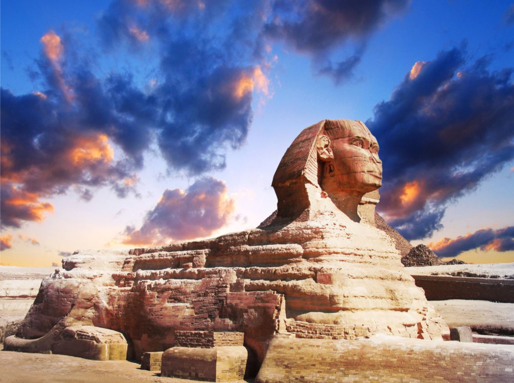 Gardien des célèbres Pyramides d’Égypte, le Sphinx de Gizeh fait 73 mètres de long.