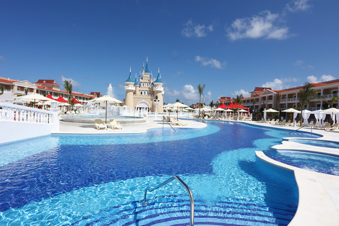 Le château de contes de fées surplombant la piscine principale du Bahia Principe Fantasia Punta Cana © Bahia Principe Hotels & Resorts