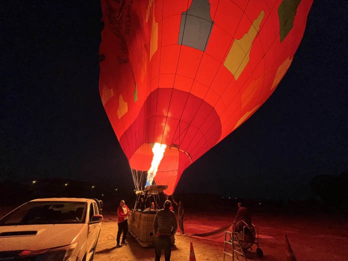 C'est seulement lorsque la montgolfière est gonflée d'air chaud qu'elle peut s'envoler (©PB)