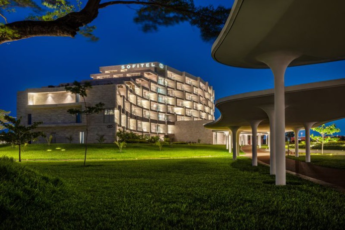 Vue extérieure du Sofitel la nuit (© Sofitel)