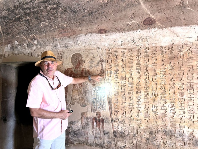 Fort de longues années d'études de l'égyptologie, Shérif-Adel est capable de déchiffrer avec aisance l'écriture hiéroglyphique (© PB)