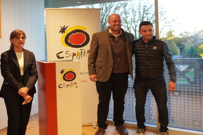 Espagne Padel : Aux côtés de Madame  Consuelo Lluva, Joan Suasi et à sa gauche Rémi Collat au stade Roland Garros. Photo : C.H