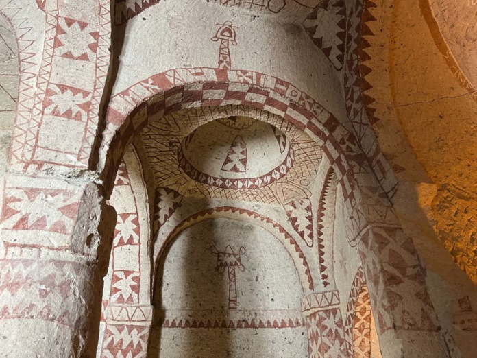 Les décors rouges assez primitifs de l'église dédiée à Sainte Barbara (©PB)