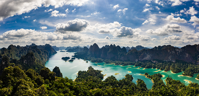 Khao Sok est un parc national situé dans le sud du Pays dont le lac Cheo Larn qui se partage sur les provinces de Surat Thani et Phang Nga. @ Easia Travel