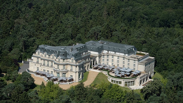 Un somptueux château de style Louis XVIe entouré de forêts (©IHG Hotels & Resorts)