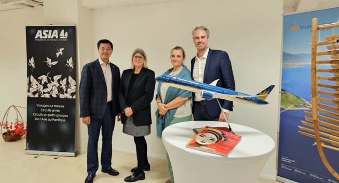 De gauche à droite :  NGUYỄN Tiến Hoàng, Marie Hélène Vincent, Virginie Gerbault, Guillaume Linton au centre centre culturel du Vietnam le 10 octobre. Photo : C.Hardin