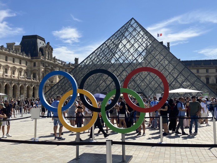 Les anneaux olympiques devant le Louvre. DR: TB