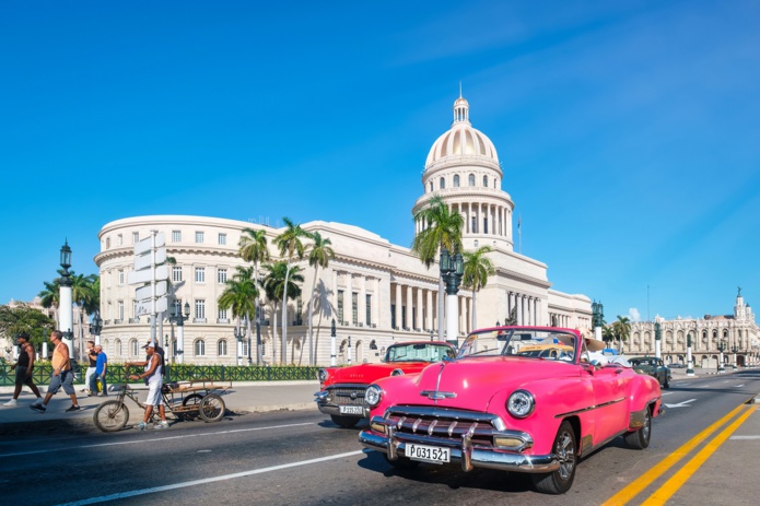 La voiture permet du porte-à-porte, elle favorise l’autonomie et la liberté. Elle est fonctionnelle. Elle est le véhicule familial idéal, permettant à la fois de conduire vers sa destination mais aussi une fois sur place - Depositphotos.com Auteur kmiragaya