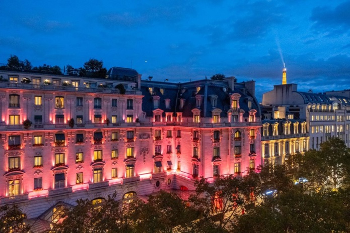 A l'occasion d'Octobre rose, The Peninsula Paris s'est habillé de rose (©dianaptphotography/The Peninsula)