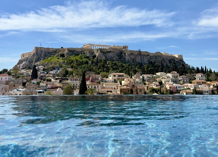 C'est au pied de l'Acropole d'Athènes que se trouve la dernière icône de Grecotel, The Dolli (© Grecotel The Dolli)