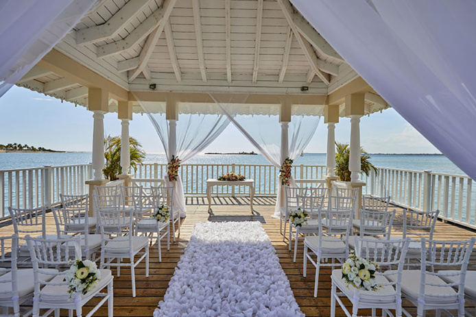 La plage de La Nueva Romana, avec son belvédère donnant directement sur la mer des Caraïbes, est l'endroit idéal pour célébrer des moments romantiques © Bahia Principe Hotels & Resorts