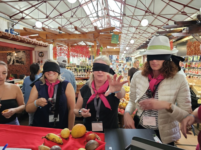 Dégustation de fruits à l'aveugle sur un étal du marché de Funchal @EDV Grand Est