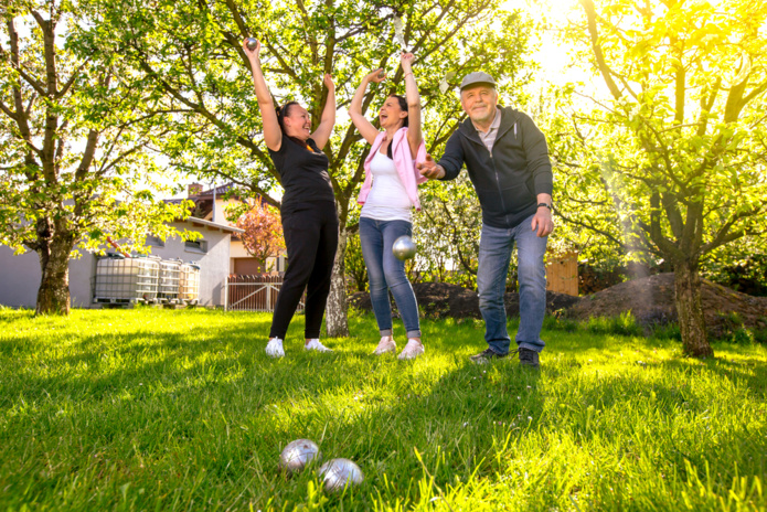 Quand je regarde les vacanciers du VVF de mon village, je vois des gens qui ne se connaissaient pas mais qui se parlent, jouent à la pétanque et au ping-pong ensemble, partagent une bière locale avec les habitants du village/ crédit Depositphotos.com