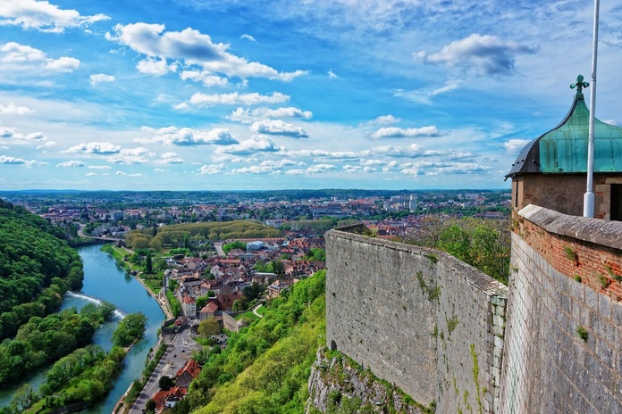 La ville de Besançon, vue depuis sa citadelle Vauban (©Deposit Photos)