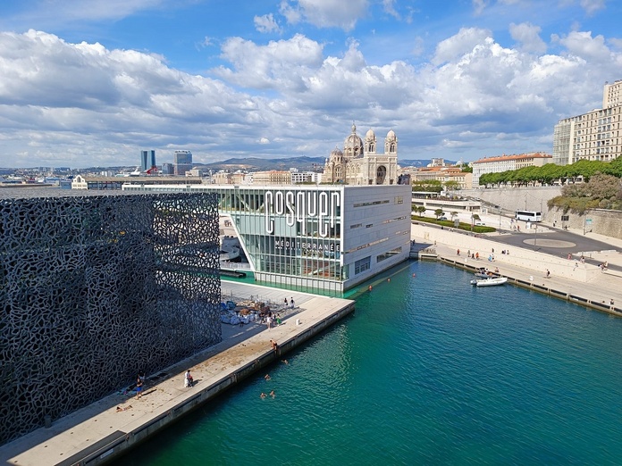 Marseille a surtout à offrir l’un des grands musées de la Méditerranée : le Mucem qui en est devenu l’emblème au cœur d’un quartier transformé en une destination à part entière, de plus en plus séduisante donc fréquentée… - Photo RP