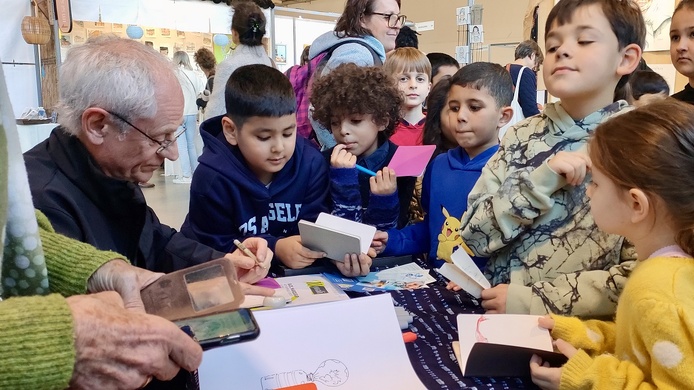 Leçon de dessin donnée aux collégiens lors du rendez-vous international du carnet de voyage. A tour de rôle, les carnettistes animent des ateliers - Photo : Jean-Louis Gorce