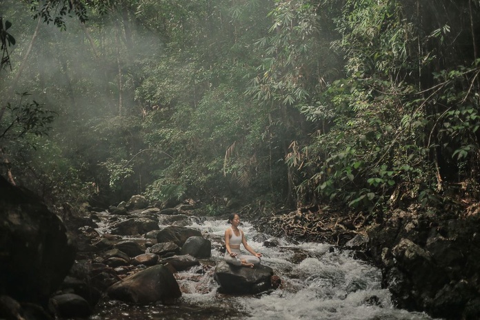 Séance de méditation dans la forêt autour du Datai Langkawi (©Eric Martin/Datai Langkawi)