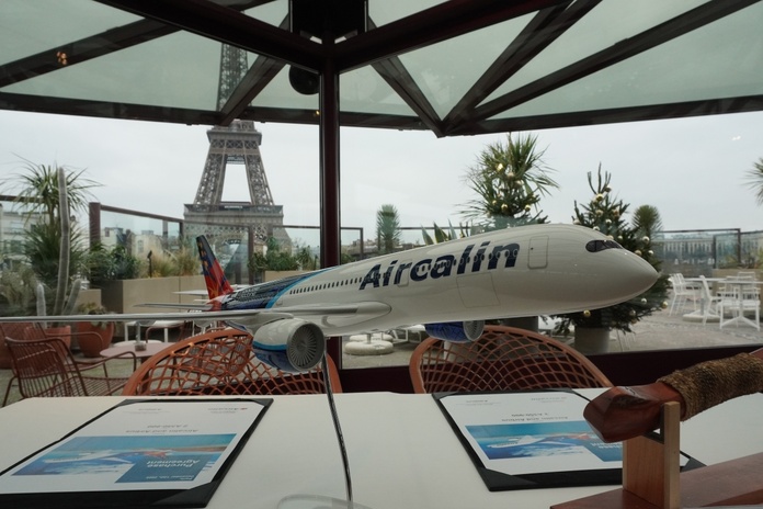 A Paris le 11 décembre. Aircalin et Airbus ont confirmé la commande par la compagnie de deux Airbus A.350-900. Photo : C.Hardin