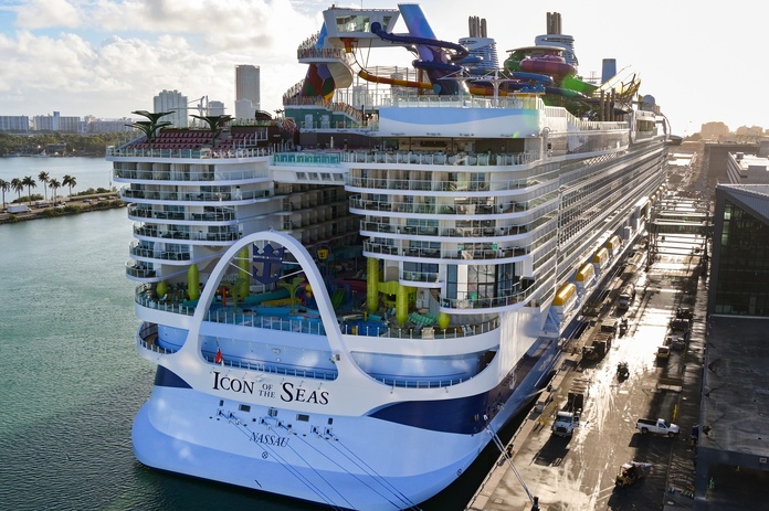 L'Icon of The Seas, le plus grand paquebot du monde, a quitté le port de Miami début janvier pour sa première croisière @Deposit Photos.